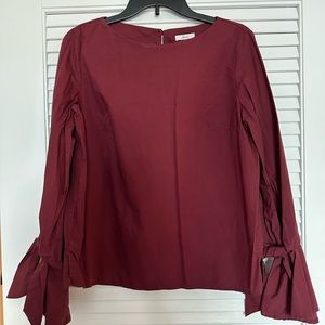 Soprano tailored, bell-sleeved top